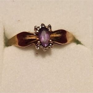 vintage Pretty 10K Yellow Gold Amethyst ring with 3 diamond chips